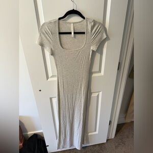 Aritzia Babaton midi tee shirt dress
